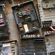 Boîtier de fusibles – ref 1K0937125A / 0-1718130 GOLF 5 JETTA 5 GOLF PLUS EOS a3 LEON OCTAVIA  1.4 1.9