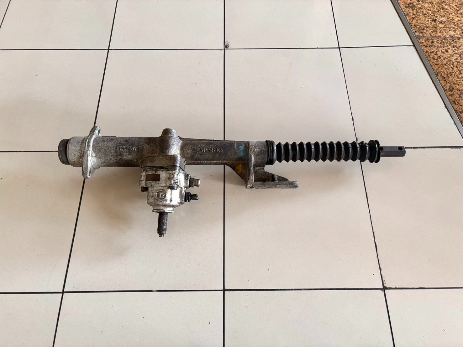 Crémaillère de direction assistée hydraulique  Réf. 812422065E– AUDI 80 B4 (8C), AUDI CABRIOLET (8G), VW PASSAT B3/B4 – 1988–1995